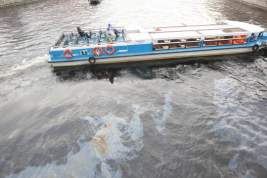 Бесхозные понтоны стали причиной загрязнения реки Охты в Петербурге