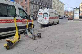 Полиция Петербурга расследует ДТП с участием подростков на электросамокатах