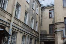 В СК заинтересовались упавшим в Петербурге балконом