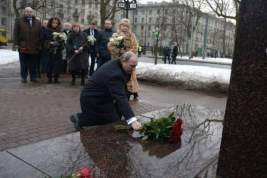 Владимир Путин посетил Санкт-Петербург, где возложил цветы к памятнику Анатолию Собчаку