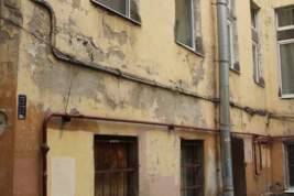 Жители дома Рейхеля жалуются на трещины на стенах дома
